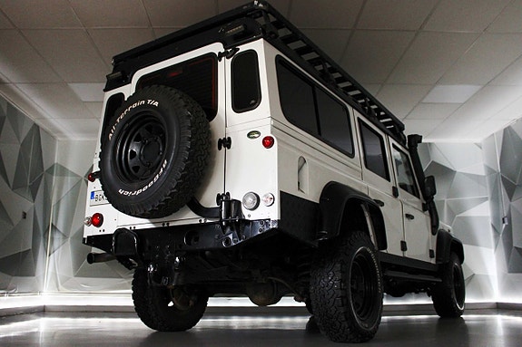 Land Rover Defender 110 8 of 27