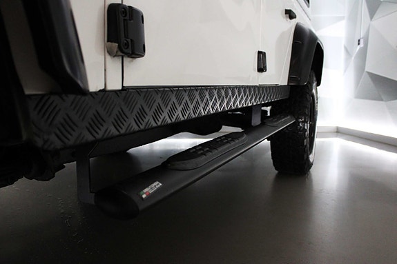 Land Rover Defender 110 20 of 27