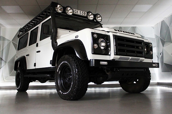 Land Rover Defender 110 6 of 27