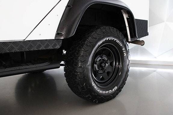 Land Rover Defender 110 17 of 27