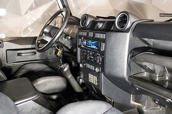 Land Rover Defender 110 18 of 27