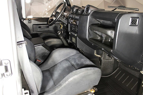 Land Rover Defender 110 12 of 27