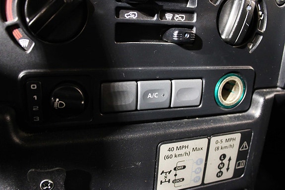 Land Rover Defender 110 25 of 27