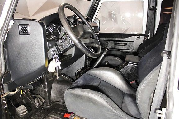 Land Rover Defender 110 11 of 27