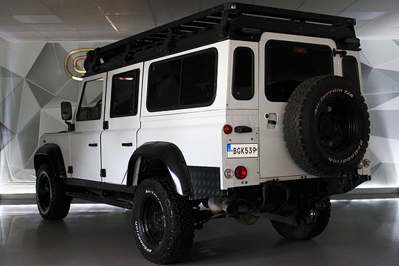 Land Rover Defender 110 3 of 5