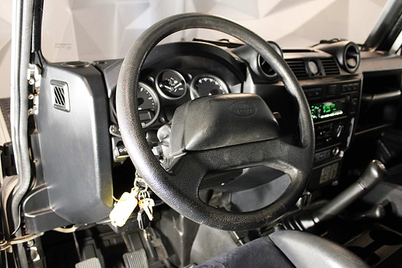 Land Rover Defender 110 15 of 27