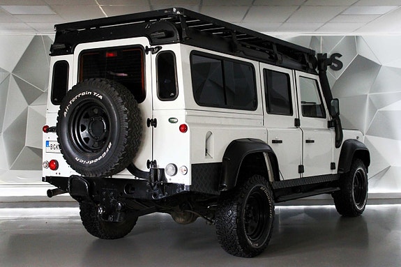Land Rover Defender 110 4 of 5