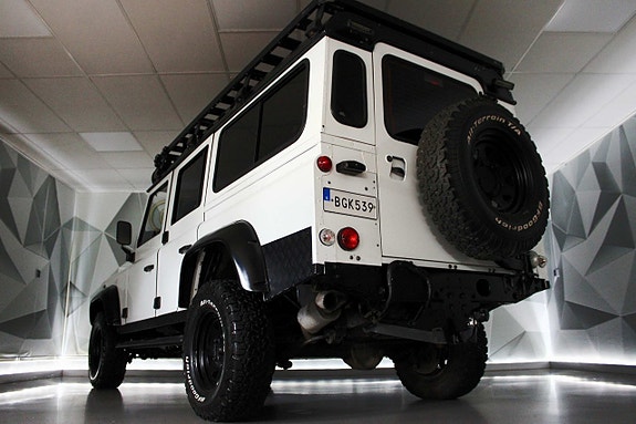 Land Rover Defender 110 7 of 27