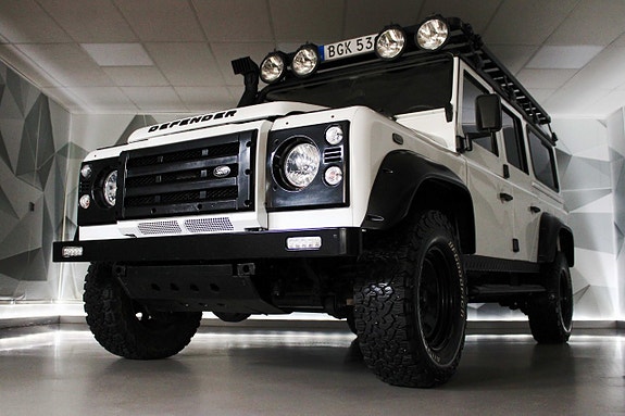 Land Rover Defender 110 5 of 5