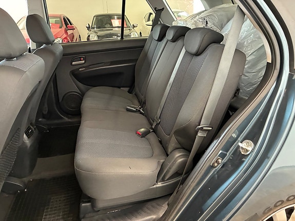 Kia Carens 13 of 19