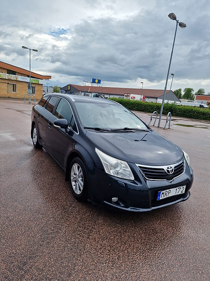 Toyota Avensis 2 of 5