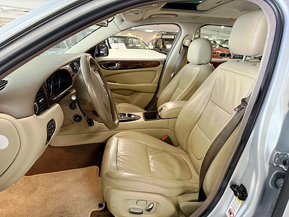 Jaguar XJ 9 of 23