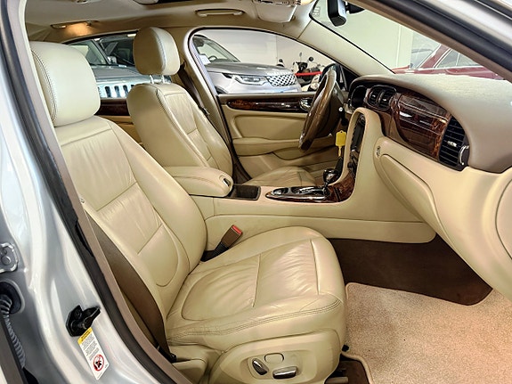 Jaguar XJ 10 of 23