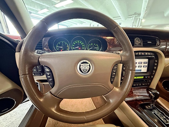 Jaguar XJ 13 of 23