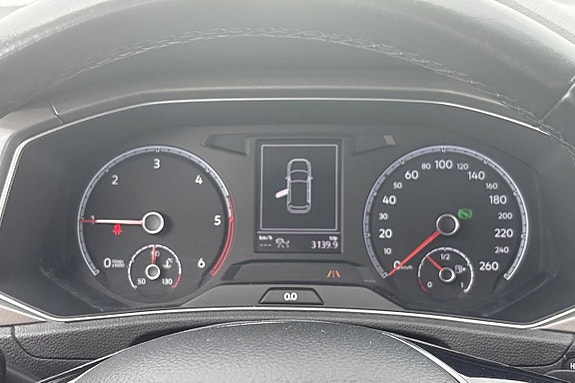 Volkswagen T-Roc 10 of 14