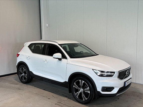 Volvo XC40 2 of 5