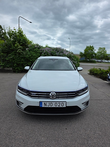 Volkswagen Passat 2 of 5
