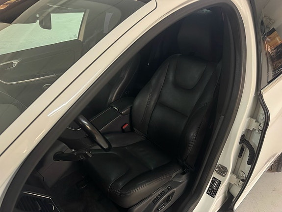 Volvo XC60 10 of 24