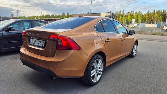 Volvo S60 2 of 5