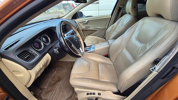 Volvo S60 4 of 5
