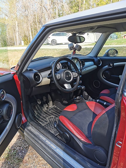 MINI Cooper 4 of 5