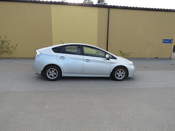 Toyota Prius 4 of 5