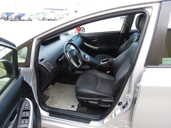 Toyota Prius 9 of 17