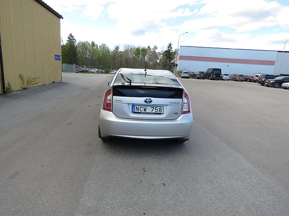 Toyota Prius 7 of 17
