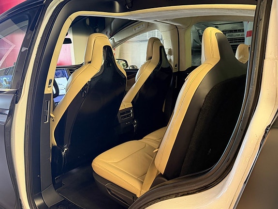Tesla Model X 9 of 21