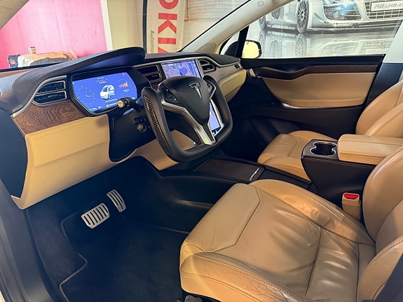 Tesla Model X 12 of 21