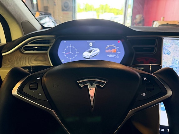 Tesla Model X 13 of 21