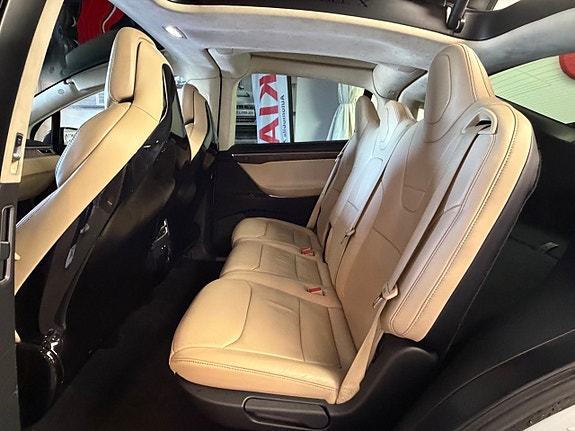 Tesla Model X 10 of 21