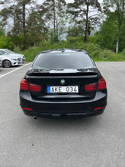 BMW 320d 4 of 5