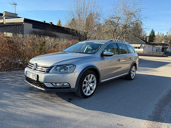 Volkswagen Passat Alltrack 2 of 5
