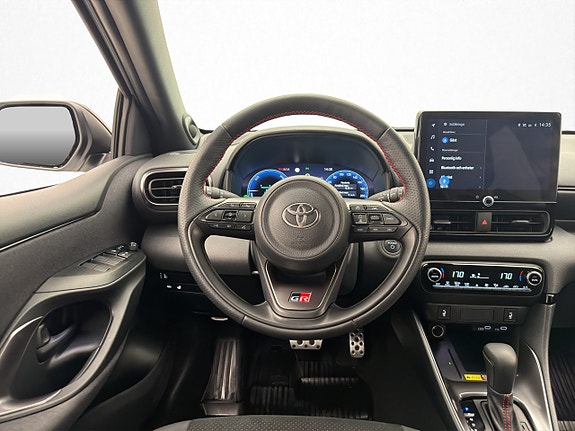 Toyota Yaris 13 of 30