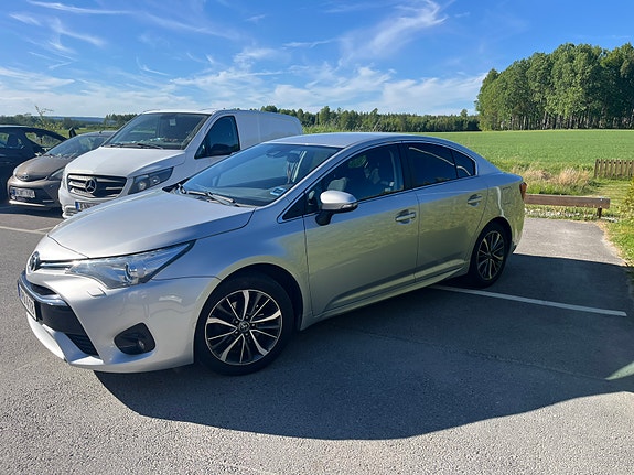 Toyota Avensis 2 of 5