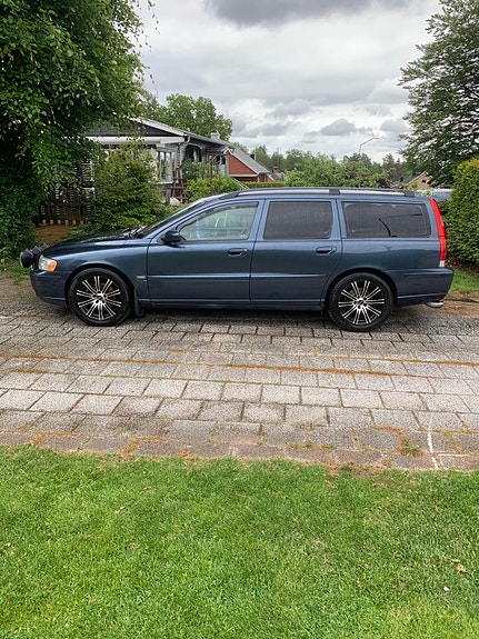 Volvo V70 2 of 5