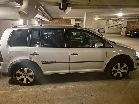 Volkswagen Touran Cross 2 of 5