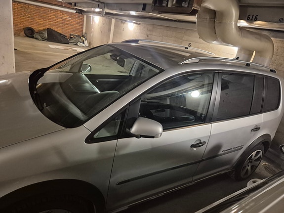 Volkswagen Touran Cross 3 of 5
