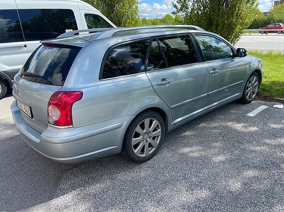 Toyota Avensis 2 of 5