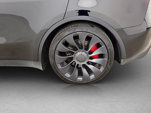 Tesla Model Y 25 of 26