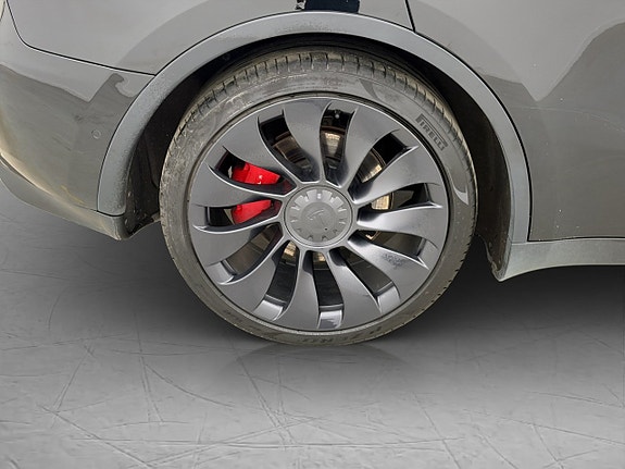 Tesla Model Y 24 of 26
