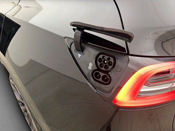 Tesla Model Y 18 of 26