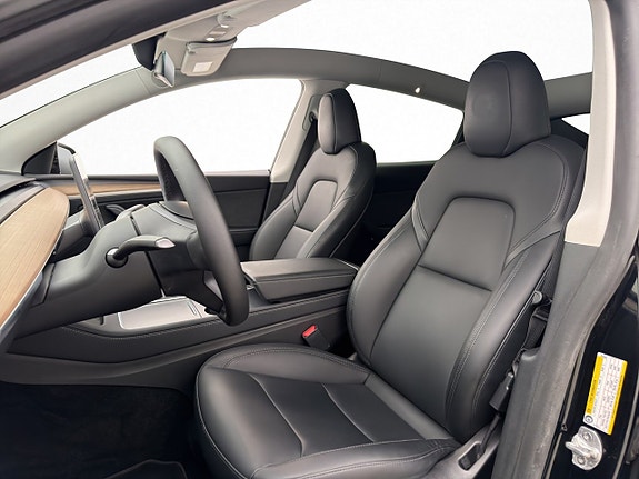 Tesla Model Y 16 of 26