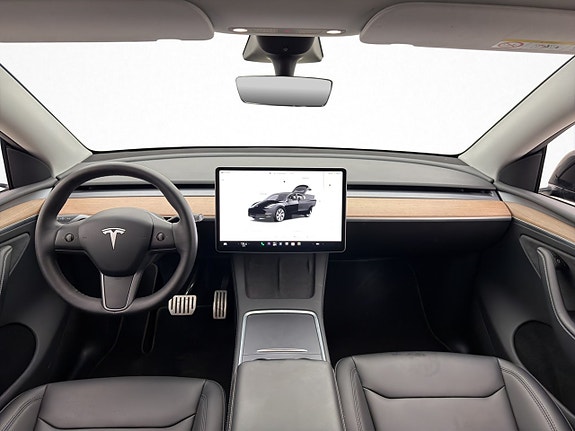 Tesla Model Y 14 of 26