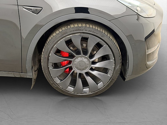Tesla Model Y 23 of 26