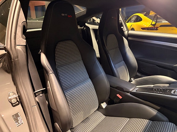 Porsche 911 Carrera S 12 of 18