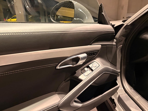 Porsche 911 Carrera S 14 of 18