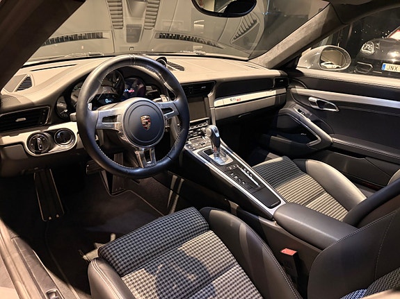 Porsche 911 Carrera S 13 of 18