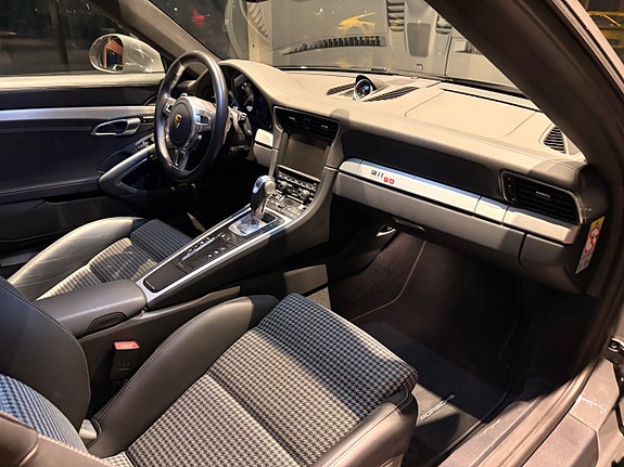Porsche 911 Carrera S 9 of 18